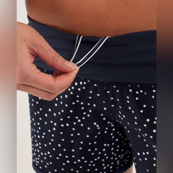 Lululemon Groovy Run Short in Petit Dot Inkwell / Inkwell size 2 EUC - Picture 5 of 6